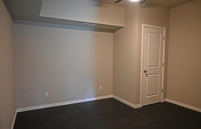 Building Photo - Spacious Elegance Meets Modern Comfort In ...