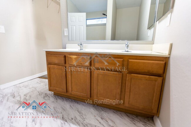 Building Photo - 6714 E Flynn Ave