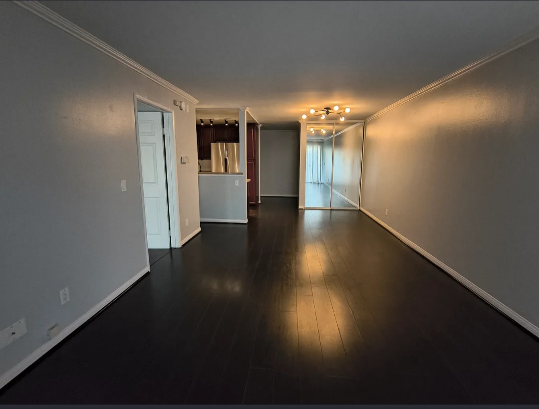 Building Photo - 5530 Owensmouth Ave