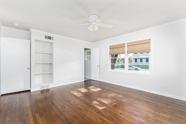 Building Photo - Renovated 3 Bed / 2 Bath Brick Home with 2-Car Garage & Fenced Yard in North Temple