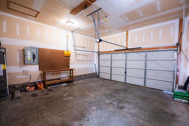 Building Photo - Stunning 6 bedroom 2.5 bathroom corner lot home in High Point with 2 car garage