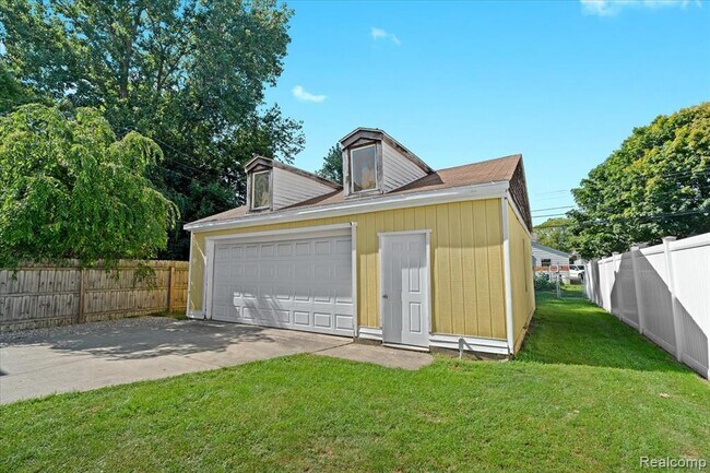 Building Photo - 423 Pingree Blvd