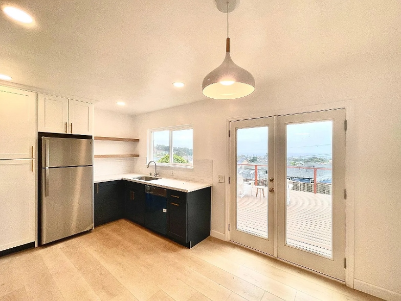 Building Photo - 544 Vista Mar Ave