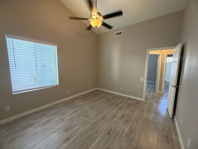 Building Photo - UPDATED BEAUTY IN GARDEN LAKES