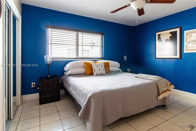 Building Photo - 985 SW 10th St