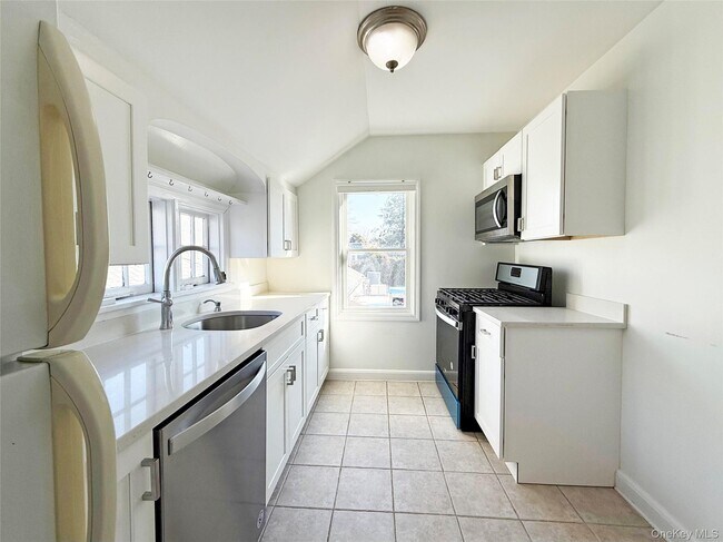 Building Photo - 495 Montauk Hwy