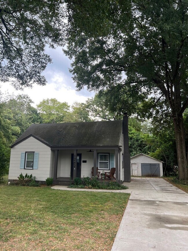 Building Photo - Beautifully Renovated 2BR Home with Modern...