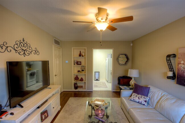 Building Photo - 845 Augusta Dr