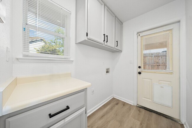 Building Photo - 404 Ruby Ct