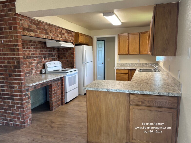 Building Photo - 15818 Elm St E
