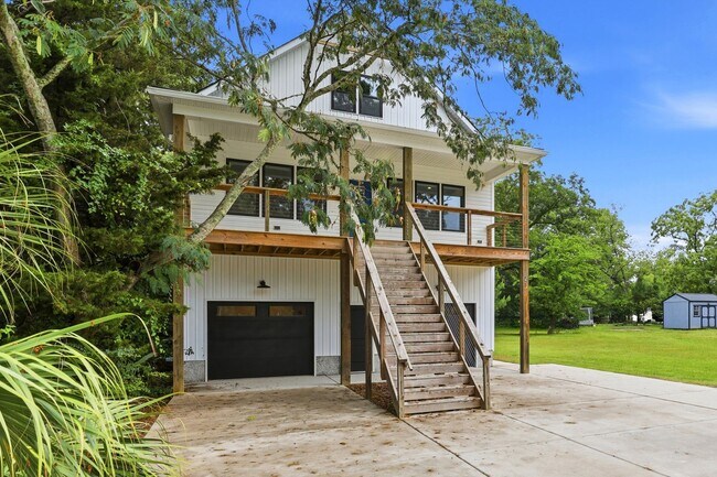 Building Photo - Custom Home in Seagate | 4 Bedrooms • 3 Bathrooms • Minutes to Wrightsville Beach