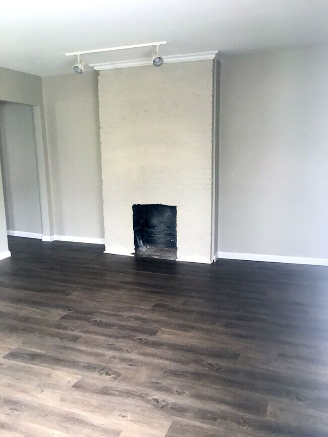 Building Photo - *** Beautiful & Updated Apartment in Mt. Washington * 1 Block to Grandview Ave * Pet Friendly * A...