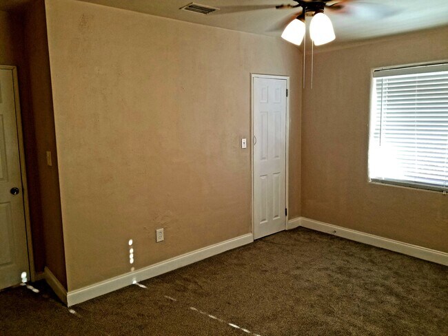 Building Photo - 512 E Strawbridge Ave