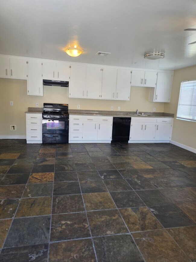 Building Photo - 315 Warren Ave