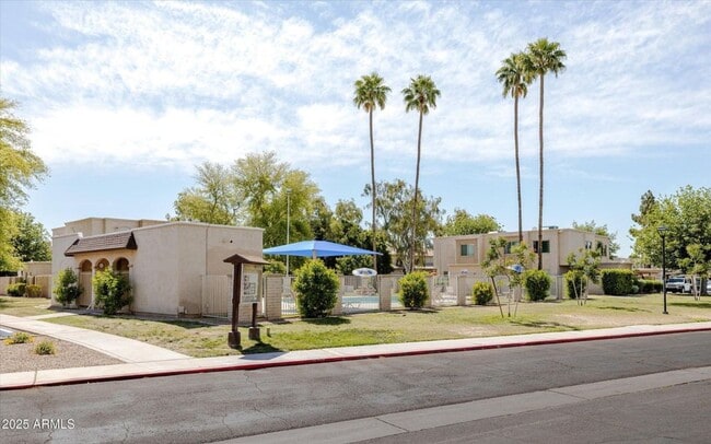 Building Photo - GORGEOUS Updated 2 bedroom Condo in Old To...