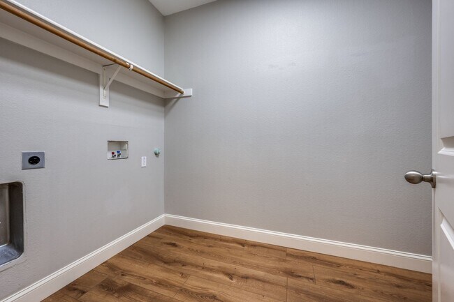 Building Photo - Exclusive 4 Bedroom • Lovely Backyard Spac...