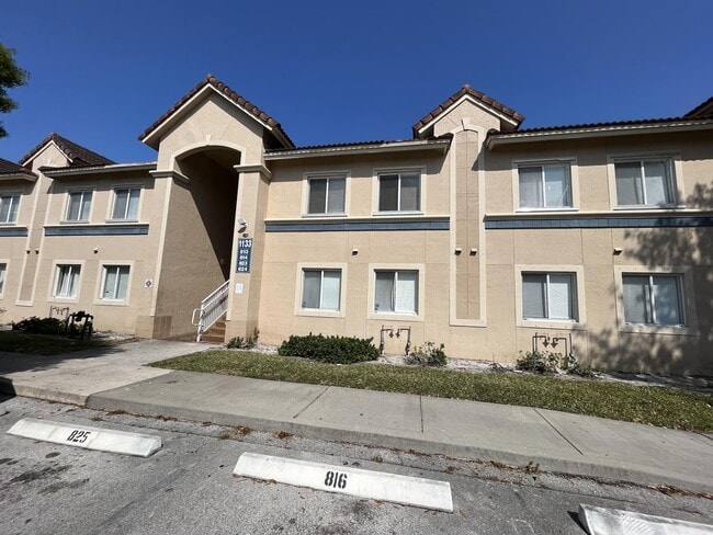 Building Photo - 1133 Golden Lakes Blvd