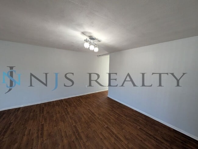 Building Photo - 3/2/1 1508 Sq. Ft. LARGE Corner Lot home: Updated Kitchen & Baths, NEW paint, NEW floors, Fenced ...