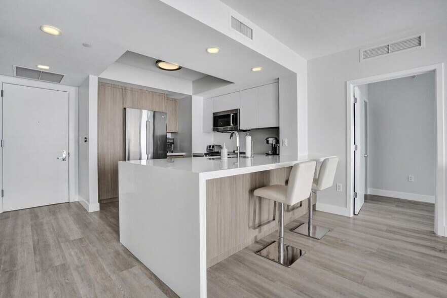 Building Photo - 2821 N Ocean Blvd