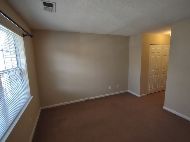 Building Photo - Move in Ready, End Unit Townhome located i...