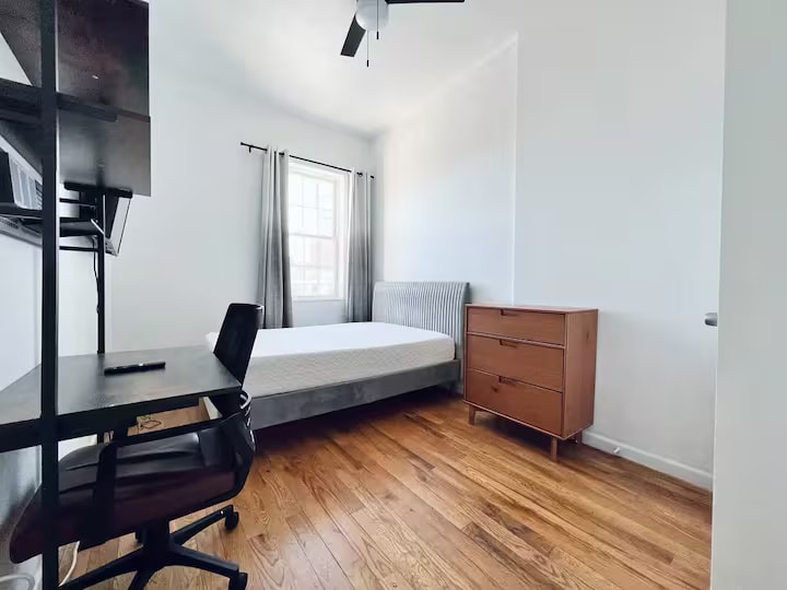 Building Photo - Furnished room/NOT APARTMENT