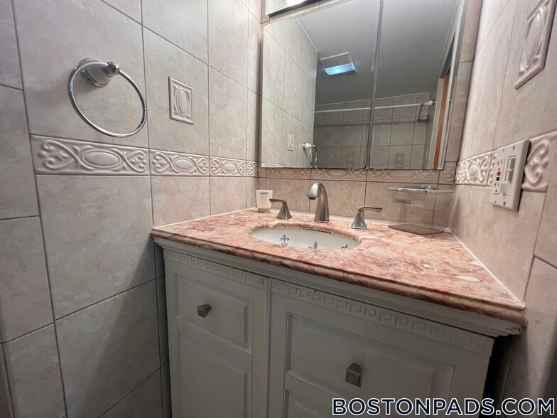 Building Photo - 235 Savin Hill Ave