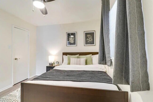 Building Photo - 2401 Manor Rd