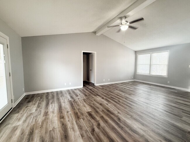 Building Photo - 3 Bedroom 2 Bathroom Home!