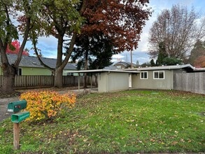 Building Photo - Beautifully updated 2 bedroom 1 bath duple...