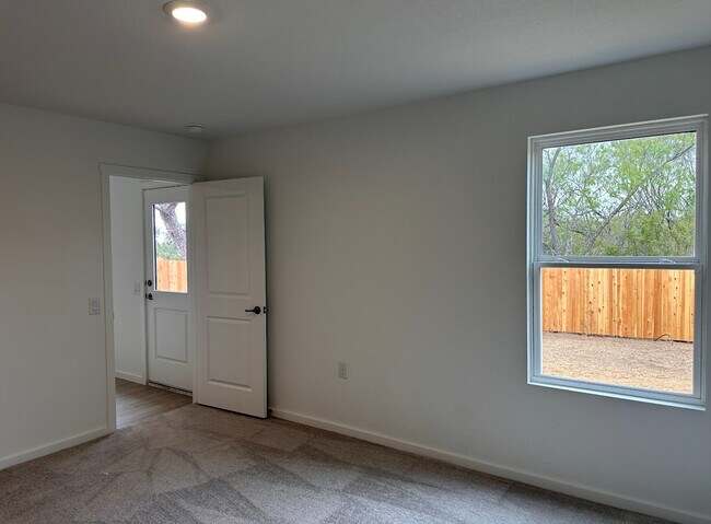 Building Photo - 10727 Vesta Curv