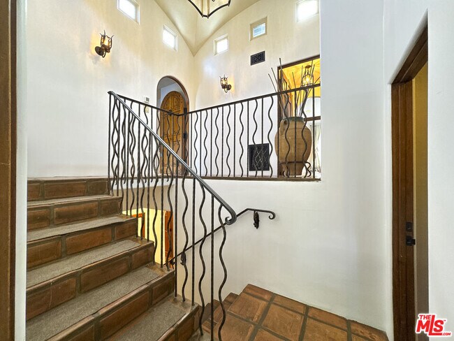 Building Photo - 1407 N Beverly Dr