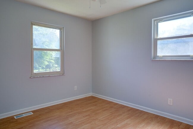 Building Photo - Very nice 4 bed 3 and a half bath home close to Boone Lake