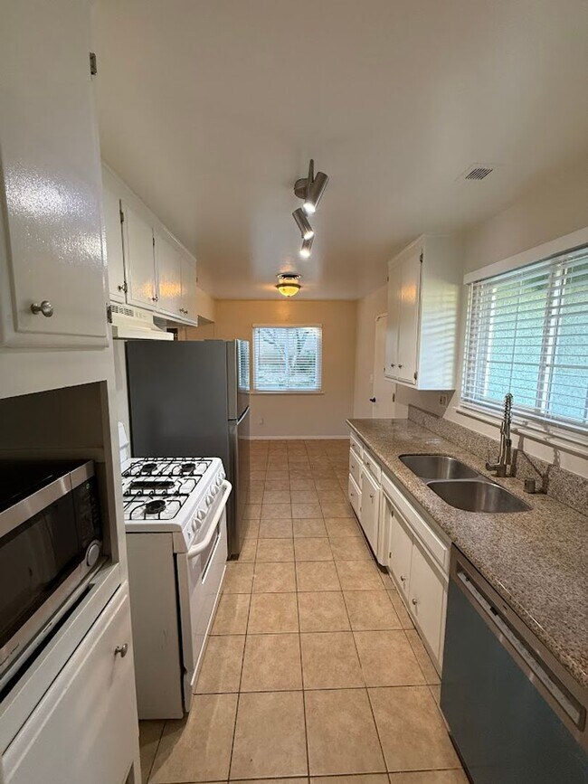 Building Photo - Beautiful 4 Bedroom, 2 Bathroom, Sylmar Home! Ready for Move-In!