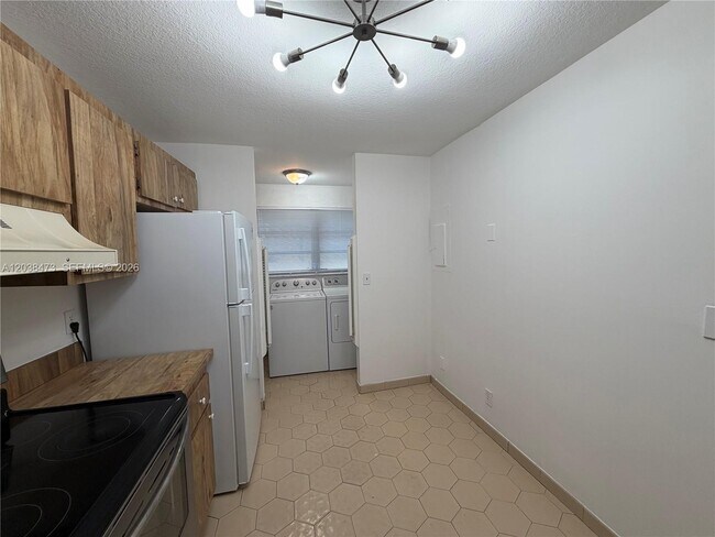 Building Photo - 1540 NW 93rd Ave