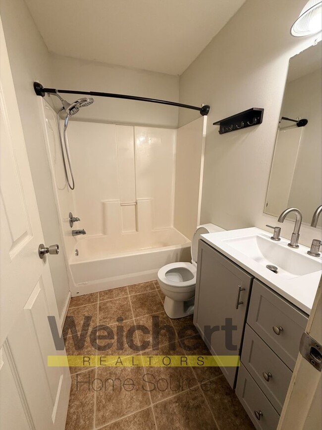 Building Photo - Comfort and convenience, all in one place.