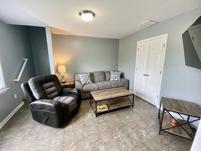 Building Photo - West AVL - Spacious Home in Scenic Bluff Subdivision