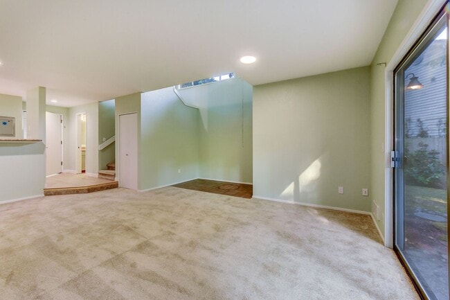 Building Photo - Renovated Townhome
