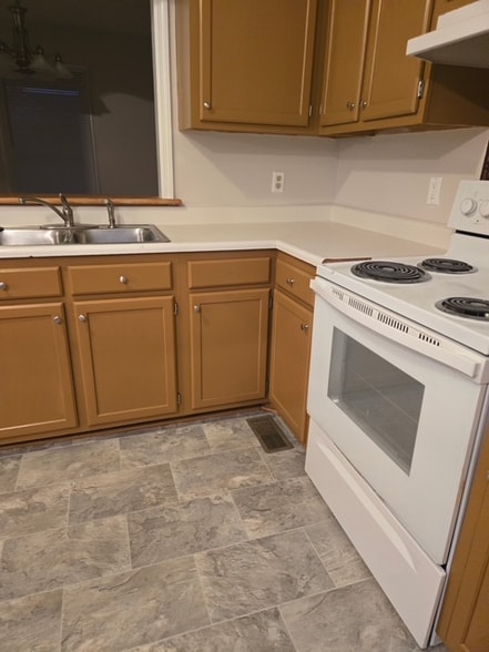 Building Photo - 7145 Dayspring Dr