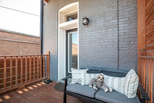 Building Photo - STUNNING Benton Park Townhome
