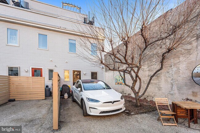 Building Photo - 2013 E York St