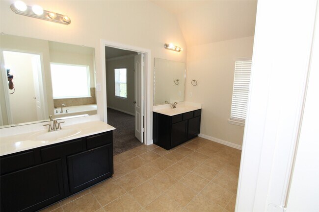 Building Photo - 627 Oak Cir Dr E