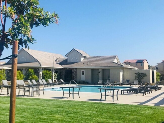 Building Photo - Beautiful 3 bedroom Town house available f...
