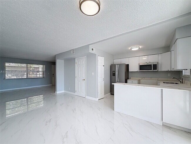 Building Photo - 1100 SE 4th Ave