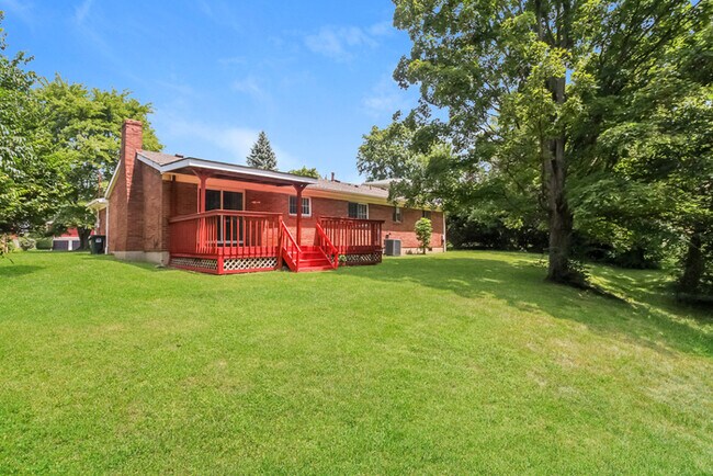Building Photo - Beautiful All Brick 3 Bedroom Home in Spri...