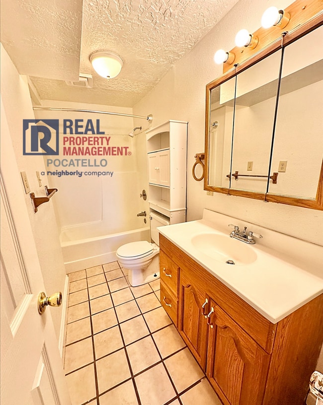 Building Photo - Spacious 4 Bed / 2 Bath Duplex | Garage + Split-Level Layout | Pet Negotiable