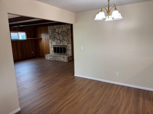 Building Photo - Beautiful 3 bedroom 2 bath HOME . . .  Clo...