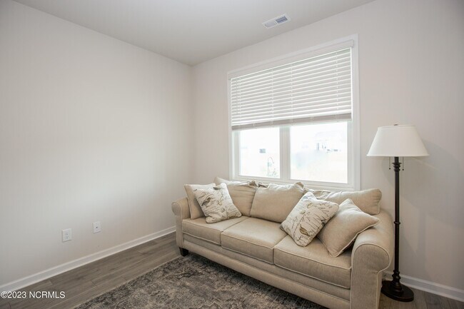 Building Photo - 402 Summer Wind Wy
