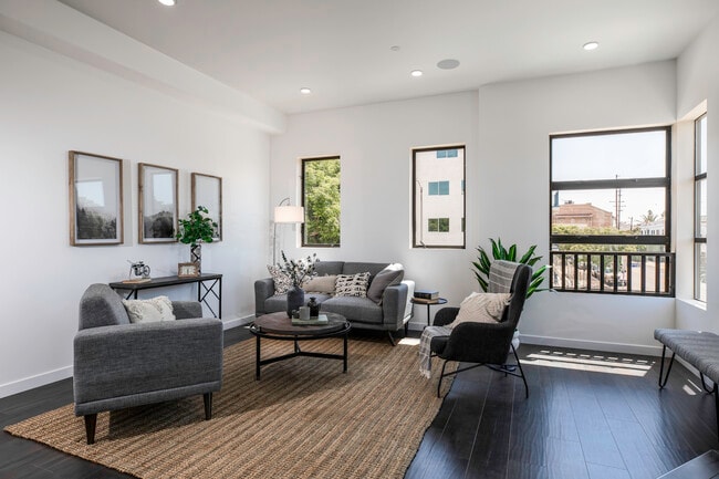 Building Photo - 1301 Tamarind Ave