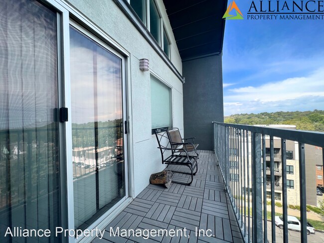 Building Photo - 2 br, 2 bath House - 820 N. Manhattan Ave....