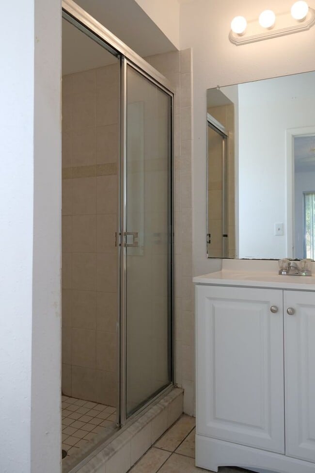Building Photo - Spacious 4/2 home with 2 car garage Availa...